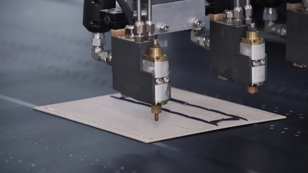 효율적이고 고속의 접착제 도포 모니터링을 위한 맞춤형 Optris 파이로미터