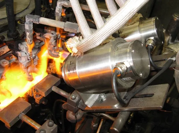 Optris 유리 파이로미터를 활용한 유리 제조 공정의 정밀한 온도 제어